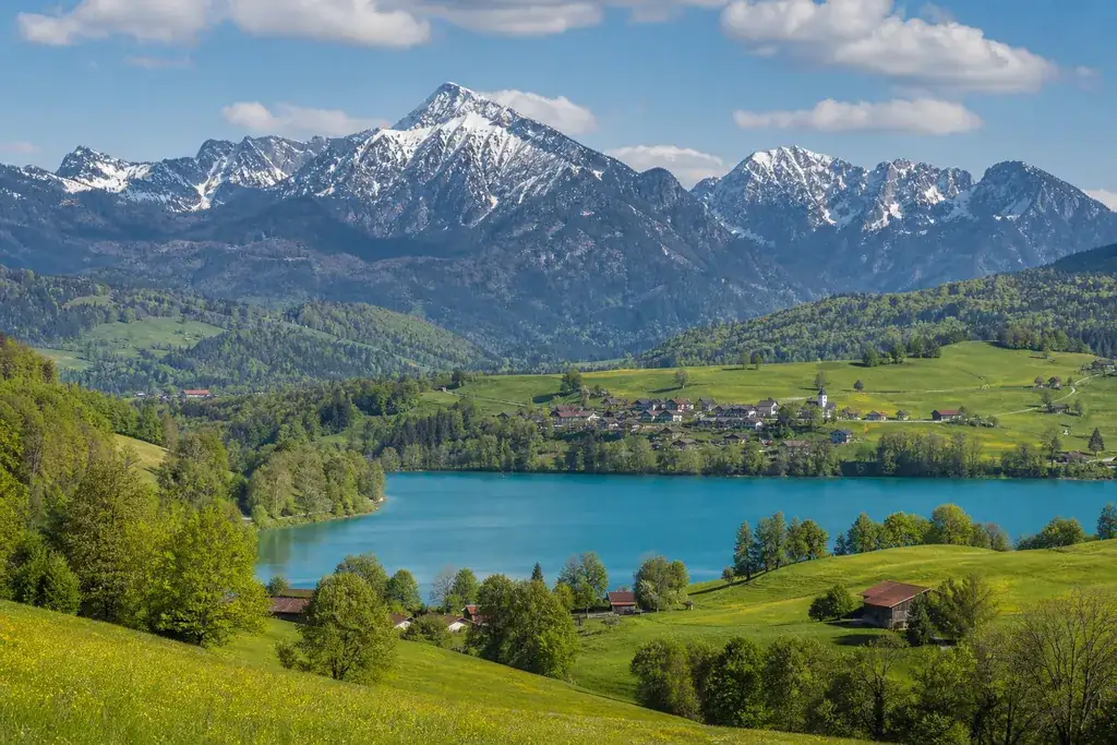 Typische Landschaft von Bayern, Symbolbild für Strompreise und Grundversorgung im Bundesland.