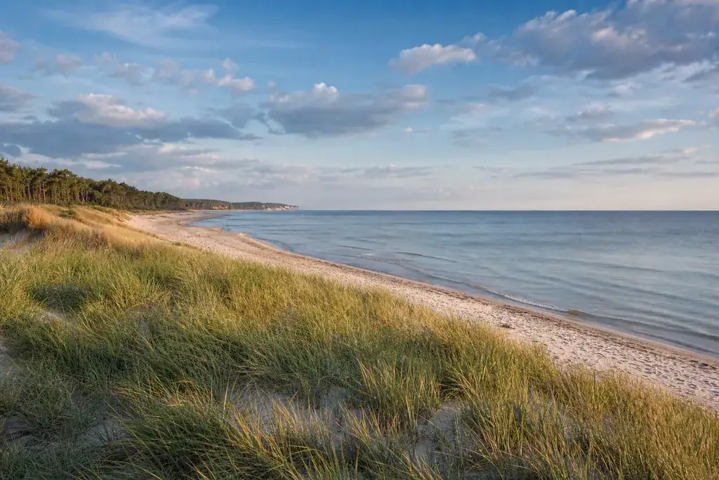 Typische Landschaft von Mecklenburg-Vorpommern, Symbolbild für Strompreise und Grundversorgung im Bundesland.