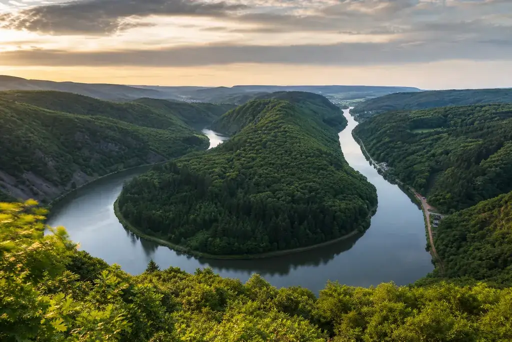 Typische Landschaft von Saarland, Symbolbild für Strompreise und Grundversorgung im Bundesland.