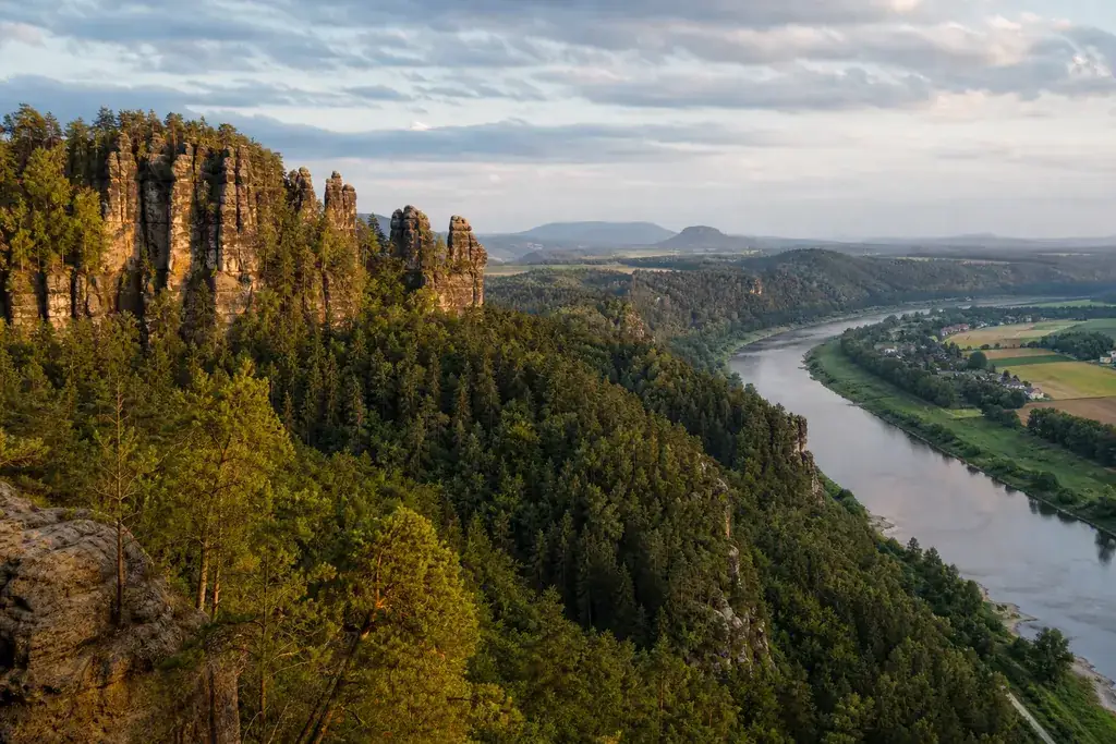 Typische Landschaft von Sachsen, Symbolbild für Strompreise und Grundversorgung im Bundesland.
