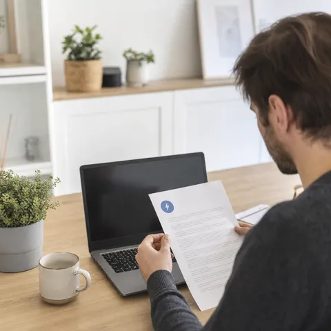Illustration zum Abschnitt „Was sich am 6. Juni 2025 geändert hat“ im Ratgeber „24-Stunden-Lieferantenwechsel: Das gilt seit 2025“: eine Person prüft am Laptop einen Stromvertrag am Schreibtisch.