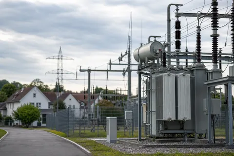 Symbolbild zum Ratgeber „Aktuelle Strompreise 2026: Entwicklung und Einordnung“: ein Umspannwerk mit Transformatoren im Stromnetz.