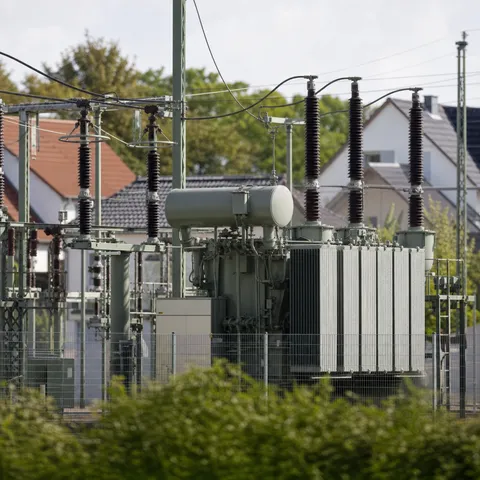 Illustration zum Abschnitt „Modul 2: prozentualer Abschlag auf den Arbeitspreis“ im Ratgeber „§ 14a EnWG: Module 1, 2 und 3 im Vergleich“: ein Umspannwerk mit Transformatoren im Stromnetz.
